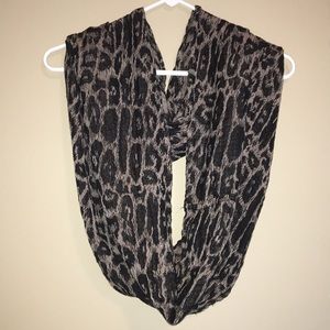 5/$15 😍 Super Soft Leopard Print Scarf 🐆